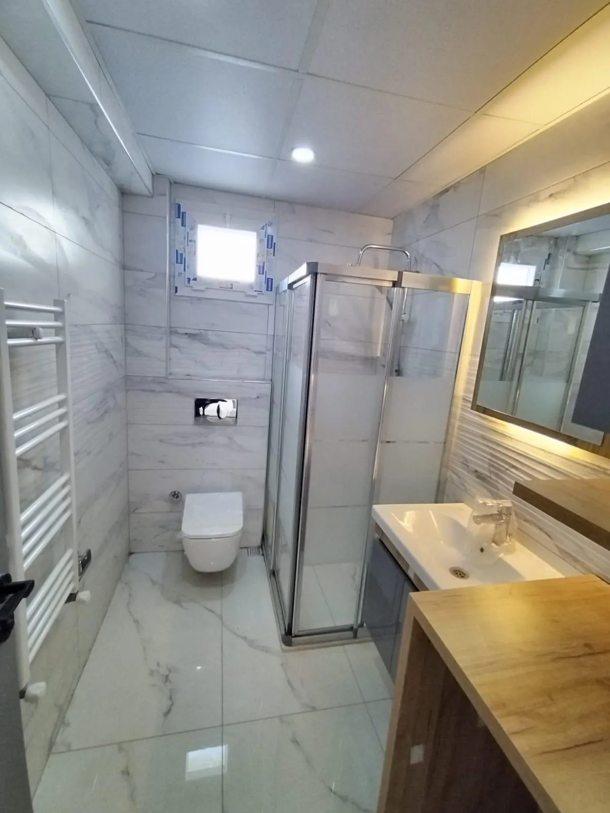 Mermer görünümlü banyo seramik ve dolap uygulaması