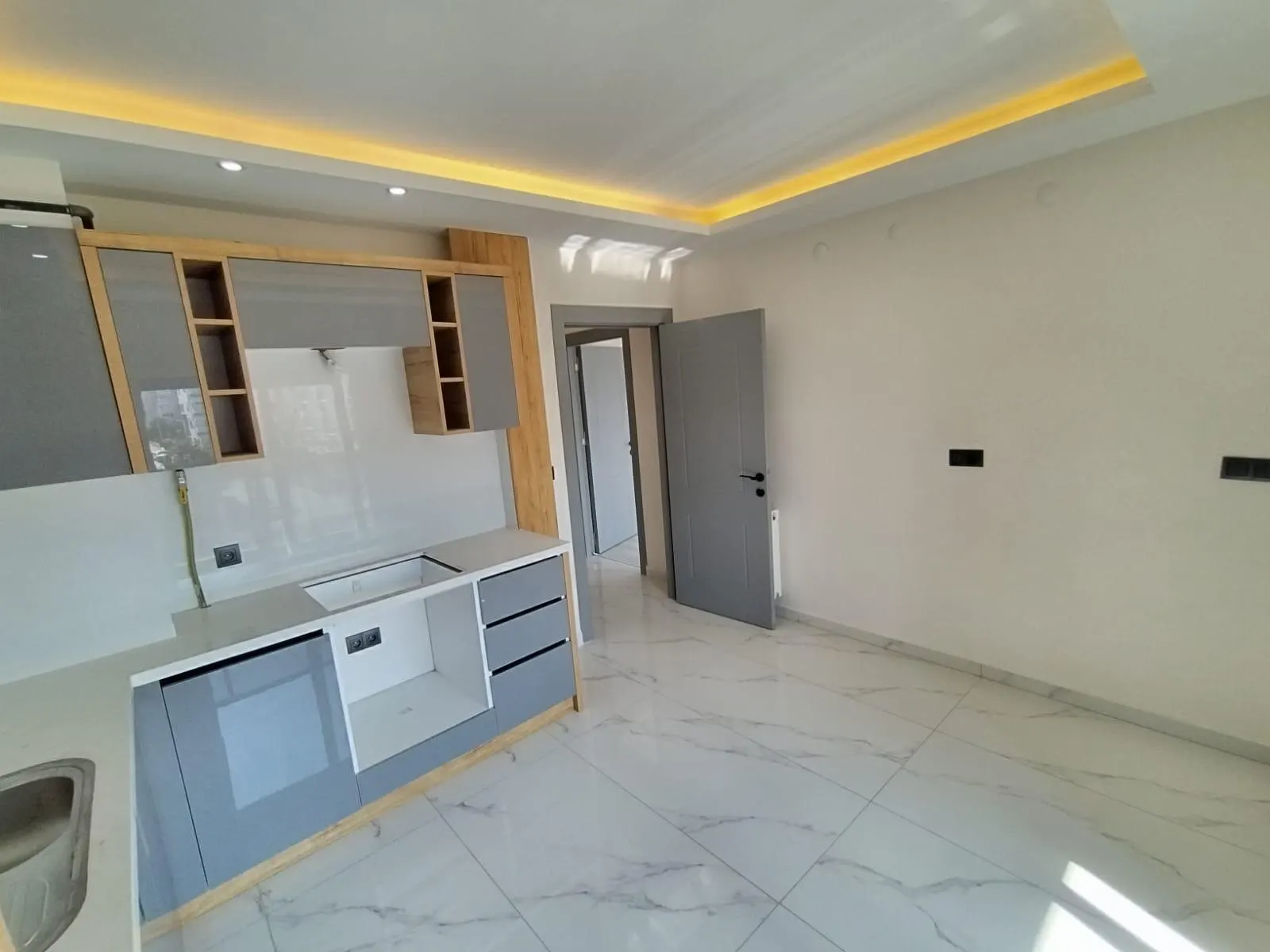 Aydınlatmalı modern mutfak dolabı ve tezgah uygulaması