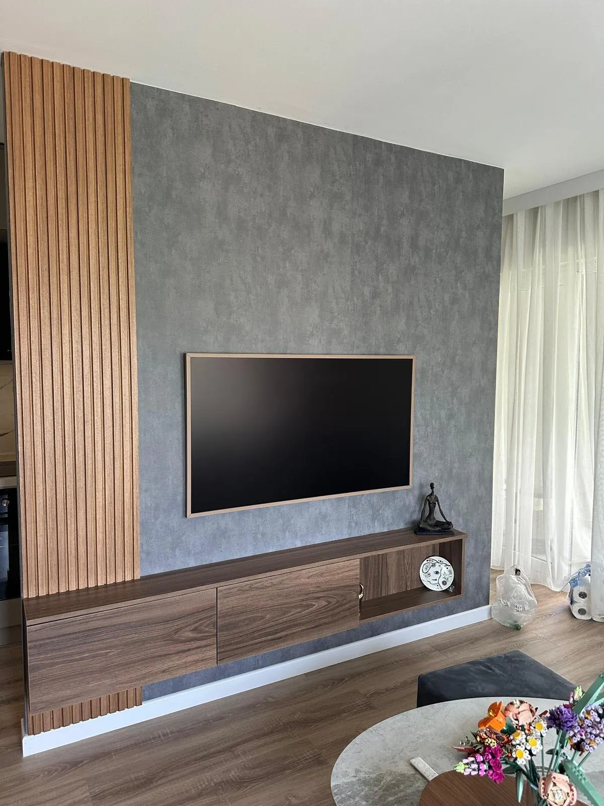 Beton dokulu TV duvarı ve ahşap panel uygulaması